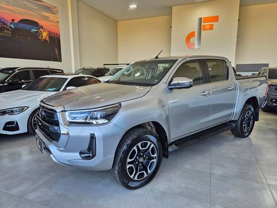 TOYOTA HILUX 2.8 D-4D TURBO DIESEL CD SRX 4X4 AUTOMÁTICO TOYOTA HILUX 2.8 D-4D TURBO DIESEL CD SRX 4X4 AUTOMÁTICO